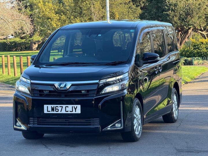 Toyota Voxy 1.8 PETROL HYBRID - 7 SEATER