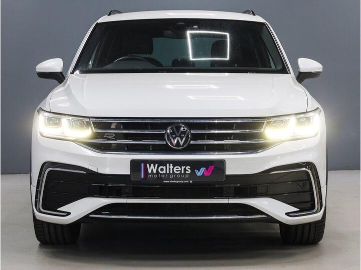 Volkswagen Tiguan 1.4 TSI 13kWh R-Line DSG Euro 6 (s/s) 5dr Volkswagen Tiguan 1.4 TSI 13kWh R-Line DSG Euro 6 (s/s) 5dr