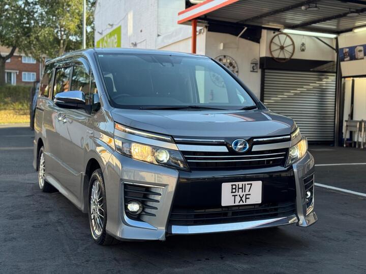 Toyota Voxy 1.8 HYBRID ZS KIRAMEKI 2