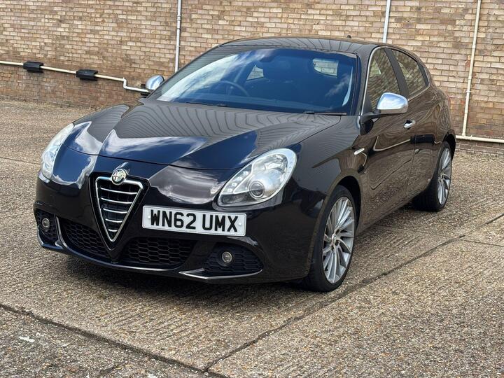 Alfa Romeo Giulietta 1.6 JTDM-2 Lusso Euro 5 (s/s) 5dr Alfa Romeo Giulietta 1.6 JTDM-2 Lusso Euro 5 (s/s) 5dr