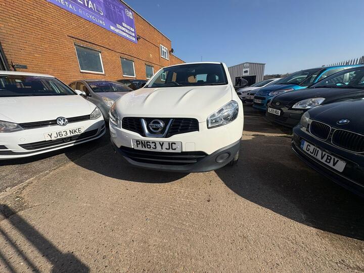 Nissan Qashqai 1.6 Visia 2WD Euro 5 (s/s) 5dr Nissan Qashqai 1.6 Visia 2WD Euro 5 (s/s) 5dr
