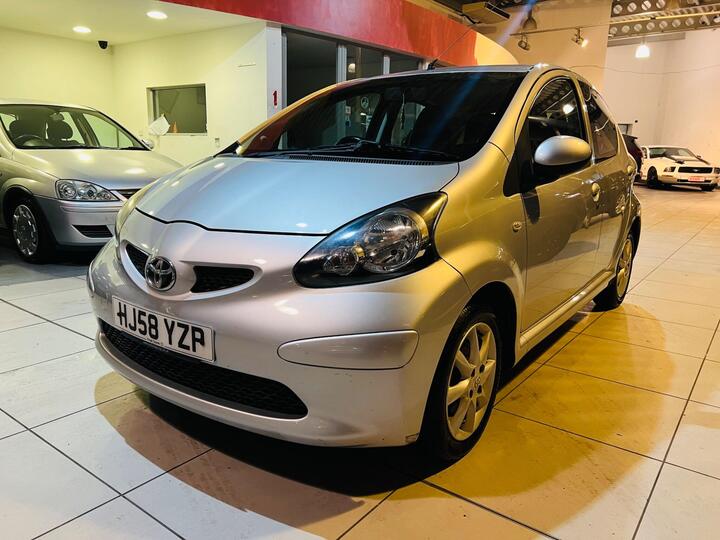 Toyota AYGO 1.0 VVT-i Platinum Euro 4 5dr Toyota AYGO 1.0 VVT-i Platinum Euro 4 5dr