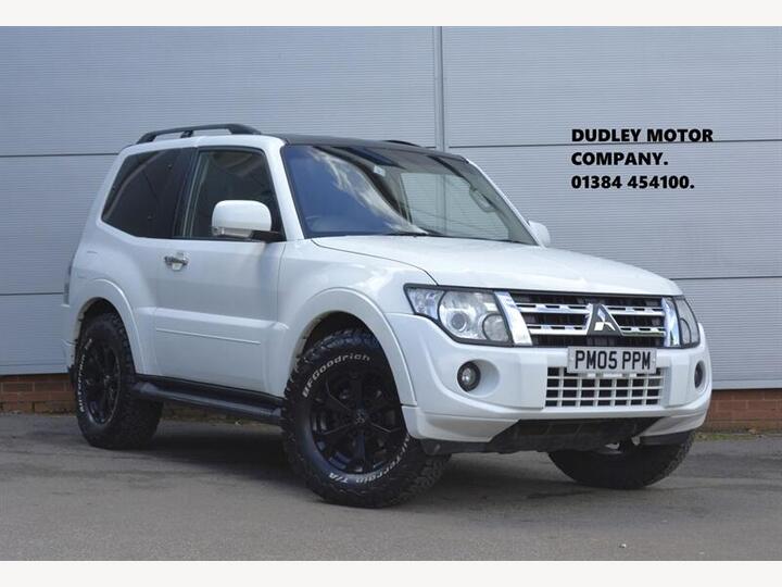 Mitsubishi Shogun 3.2 DI-DC Warrior Auto 4WD Euro 5 3dr SWB Mitsubishi Shogun 3.2 DI-DC Warrior Auto 4WD Euro 5 3dr SWB