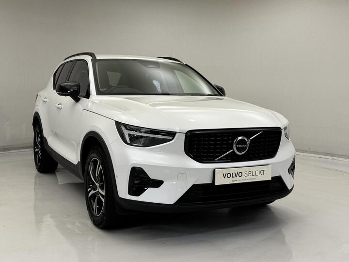 Volvo XC40 2.0 B3 MHEV Plus Dark DCT Auto Euro 6 (s/s) 5dr