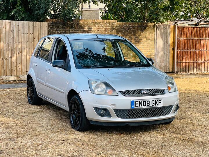 Ford Fiesta 1.6 Ghia 5dr