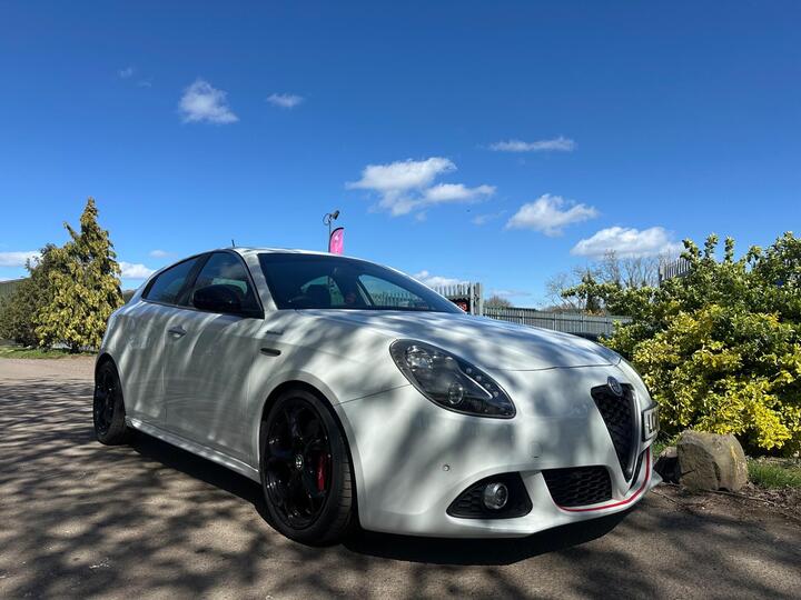Alfa Romeo Giulietta 2.0 JTDM-2 Sportiva Nav Euro 5 (s/s) 5dr Alfa Romeo Giulietta 2.0 JTDM-2 Sportiva Nav Euro 5 (s/s) 5dr