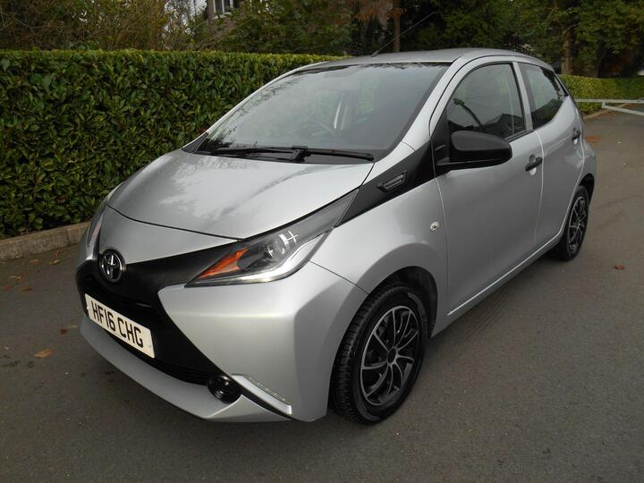 Toyota AYGO 1.0 VVT-i X Euro 5 5dr Euro 5 Toyota AYGO 1.0 VVT-i X Euro 5 5dr Euro 5