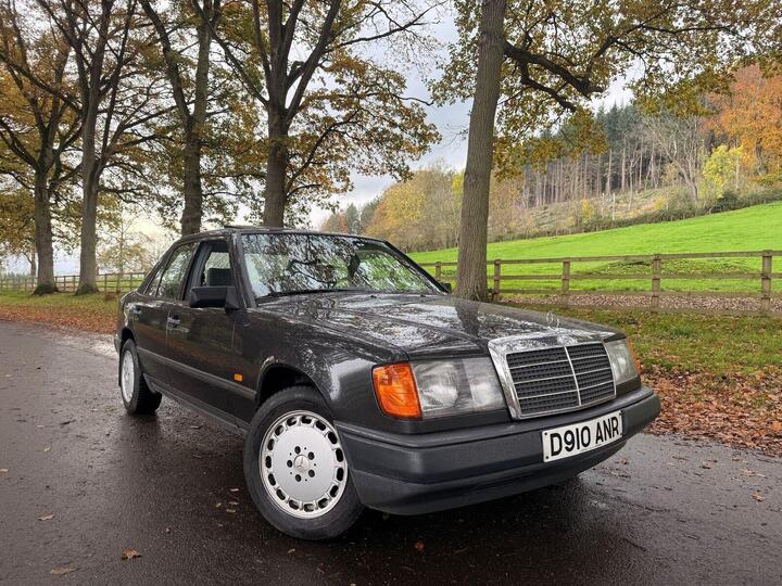 Mercedes-Benz 230 Black