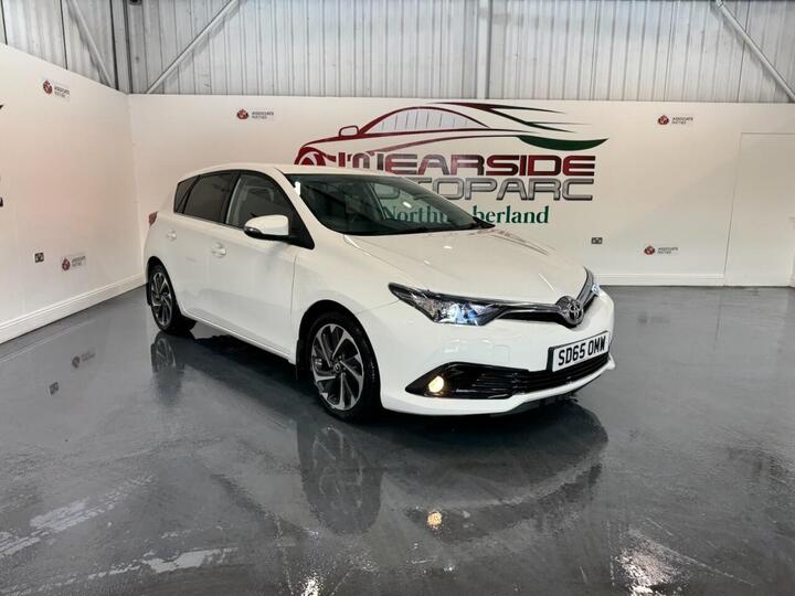 Toyota AURIS 1.2 VVT-i Design Euro 6 (s/s) 5dr Toyota AURIS 1.2 VVT-i Design Euro 6 (s/s) 5dr