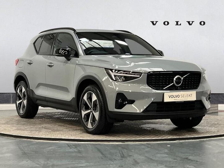 Volvo XC40 2.0 B3 MHEV Plus Dark DCT Auto Euro 6 (s/s) 5dr