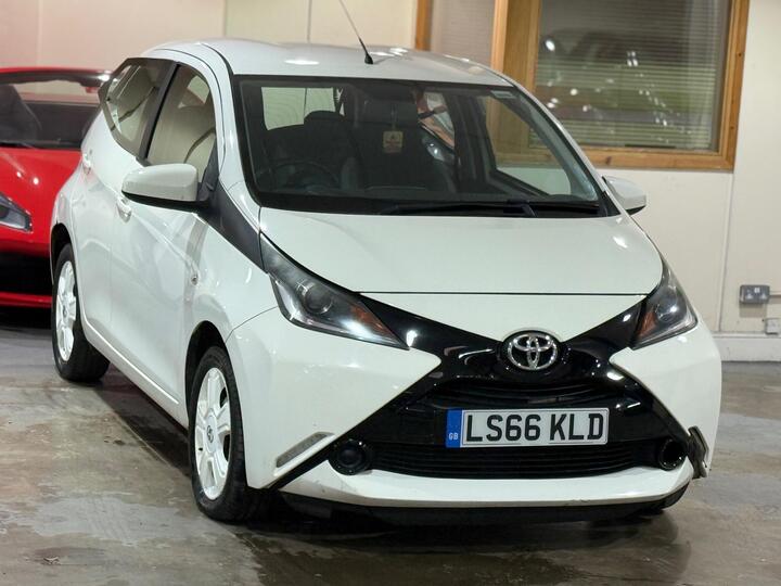Toyota AYGO 1.0 VVT-i X-play X-shift Euro 5 5dr Euro 5 Toyota AYGO 1.0 VVT-i X-play X-shift Euro 5 5dr Euro 5