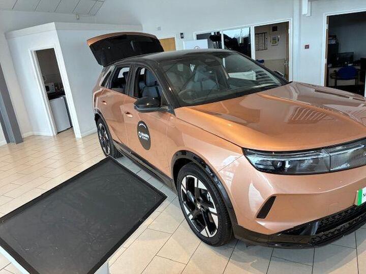 Vauxhall Grandland Electric 73kWh Ultimate Auto 5dr