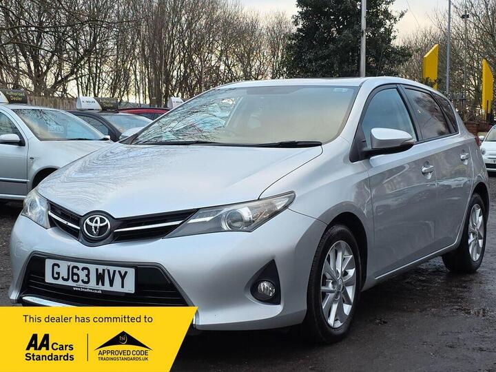 Toyota Auris 1.4 D-4D Sport Euro 5 (s/s) 5dr Toyota Auris 1.4 D-4D Sport Euro 5 (s/s) 5dr