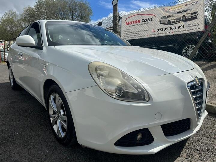 Alfa Romeo Giulietta 1.6 JTDM-2 Lusso Euro 5 (s/s) 5dr Alfa Romeo Giulietta 1.6 JTDM-2 Lusso Euro 5 (s/s) 5dr