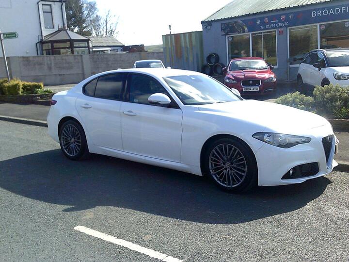 Alfa Romeo Giulia 2.0T Super Auto Euro 6 (s/s) 4dr Alfa Romeo Giulia 2.0T Super Auto Euro 6 (s/s) 4dr