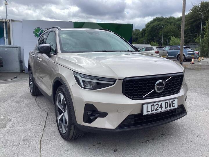 Volvo XC40 2.0 B3 MHEV Plus Dark DCT Auto Euro 6 (s/s) 5dr