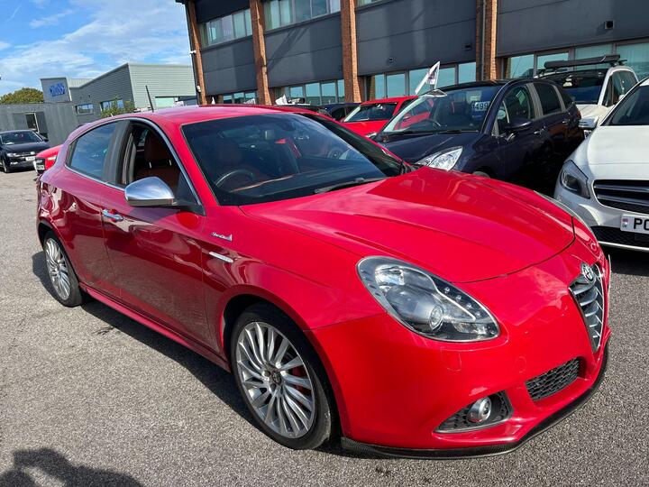 Alfa Romeo Giulietta DESIGNED TO TURN HEADS COMANDS ATENTION