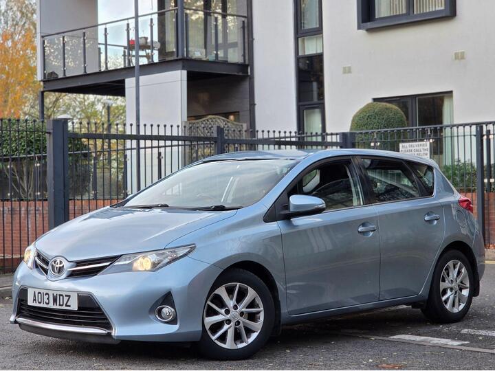 Toyota Auris 1.4 D-4D Icon Euro 5 (s/s) 5dr Toyota Auris 1.4 D-4D Icon Euro 5 (s/s) 5dr