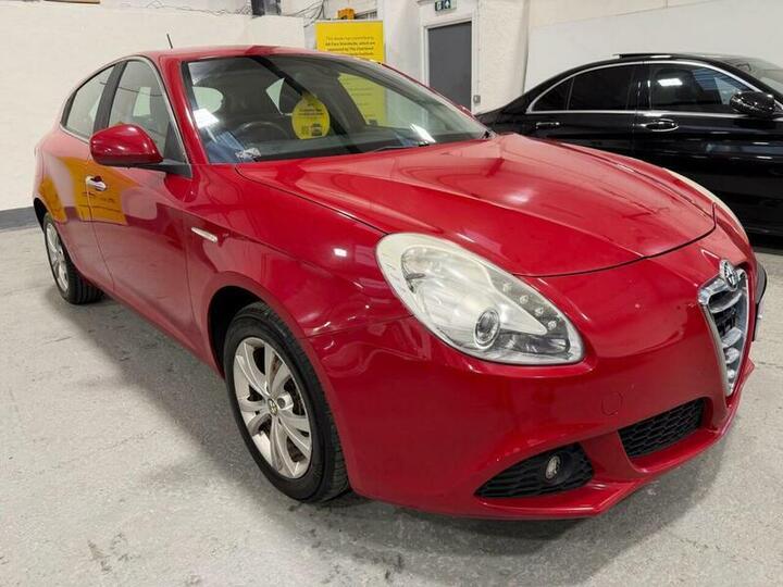 Alfa Romeo Giulietta 2.0 JTDM-2 Lusso Euro 5 (s/s) 5dr Alfa Romeo Giulietta 2.0 JTDM-2 Lusso Euro 5 (s/s) 5dr