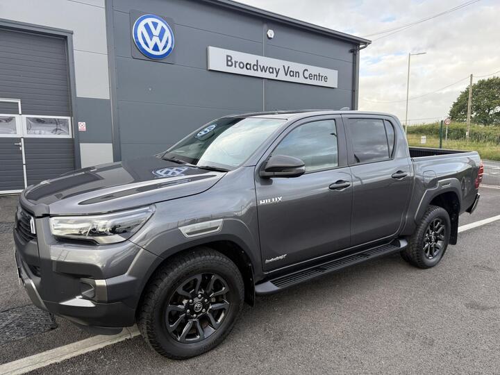 Toyota Hilux 2.8 D-4D Invincible X Auto 4WD Euro 6 (s/s) 4dr