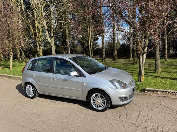 Ford Fiesta 1.6 Ghia 5dr