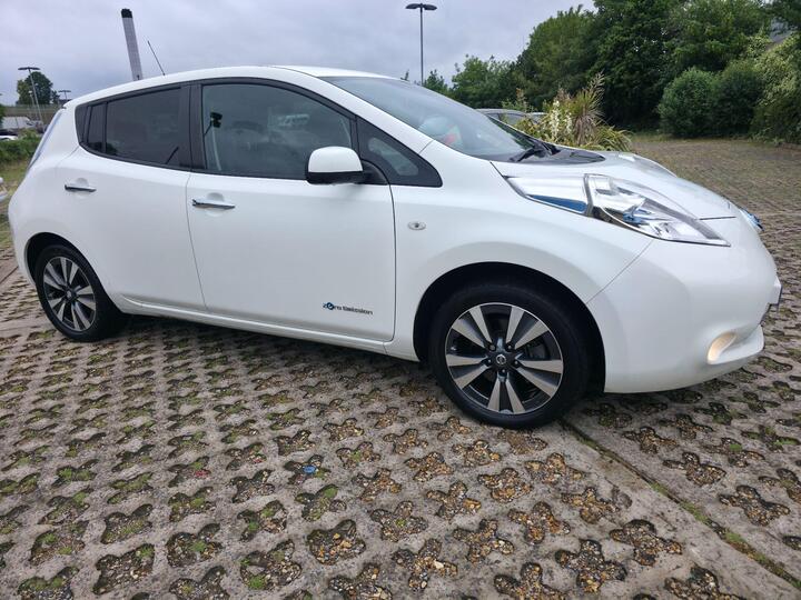 Nissan Leaf 24kWh Tekna Auto 5dr Nissan Leaf 24kWh Tekna Auto 5dr
