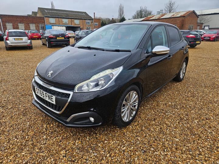 Peugeot 208 1.2 PureTech Signature Euro 6 (s/s) 5dr Peugeot 208 1.2 PureTech Signature Euro 6 (s/s) 5dr