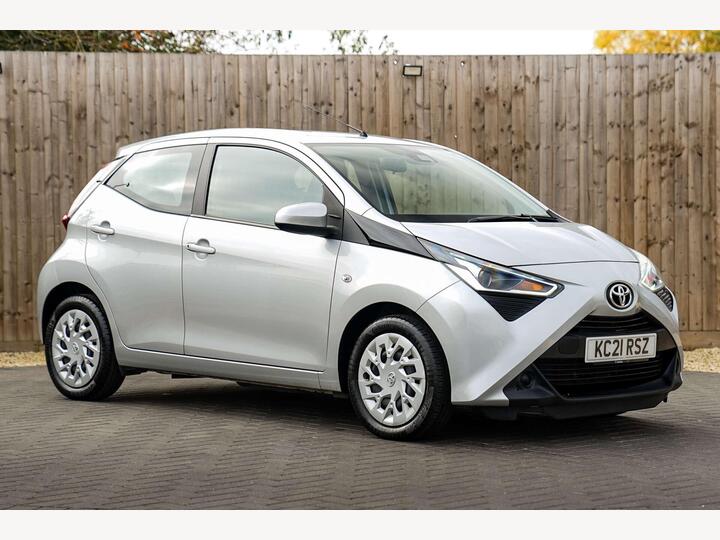 Toyota AYGO 1.0 VVT-i X-play Euro 6 (s/s) 5dr Toyota AYGO 1.0 VVT-i X-play Euro 6 (s/s) 5dr