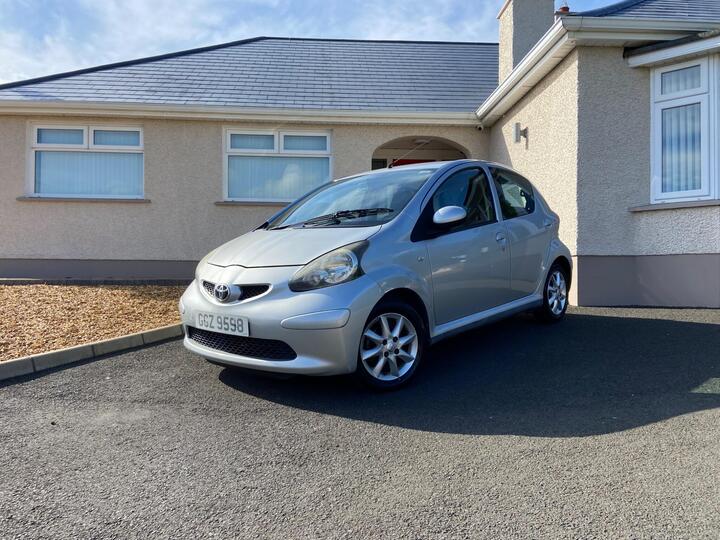 Toyota AYGO 1.0 VVT-i Platinum Euro 4 5dr Toyota AYGO 1.0 VVT-i Platinum Euro 4 5dr
