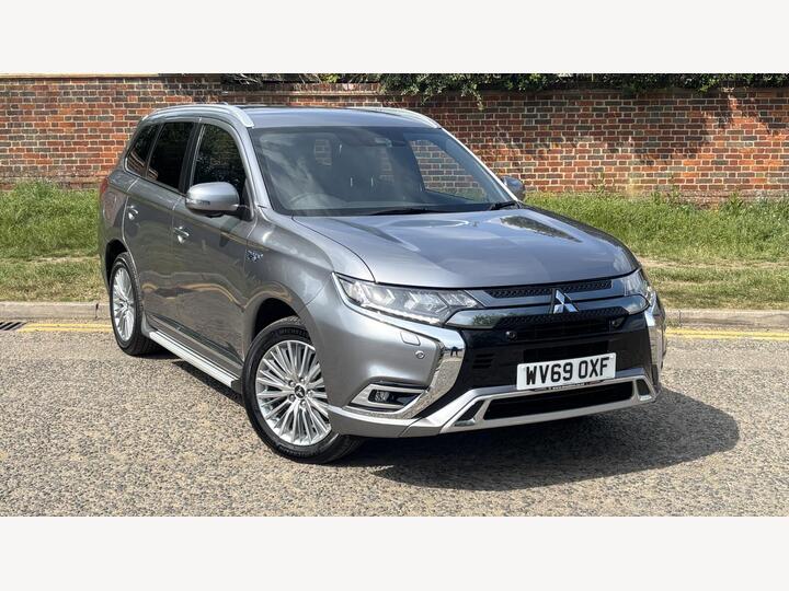 Mitsubishi Outlander 2.4h TwinMotor 13.8kWh Exceed Safety CVT 4WD Euro 6 (s/s) 5dr Mitsubishi Outlander 2.4h TwinMotor 13.8kWh Exceed Safety CVT 4WD Euro 6 (s/s) 5dr