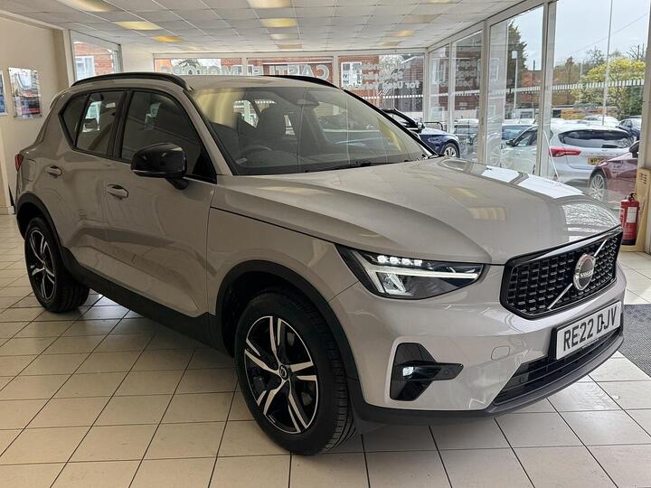 Volvo XC40 2.0 B3 MHEV Plus Dark DCT Auto Euro 6 (s/s) 5dr