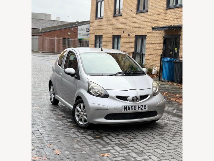 Toyota AYGO 1.0 VVT-i Platinum Euro 4 3dr Toyota AYGO 1.0 VVT-i Platinum Euro 4 3dr