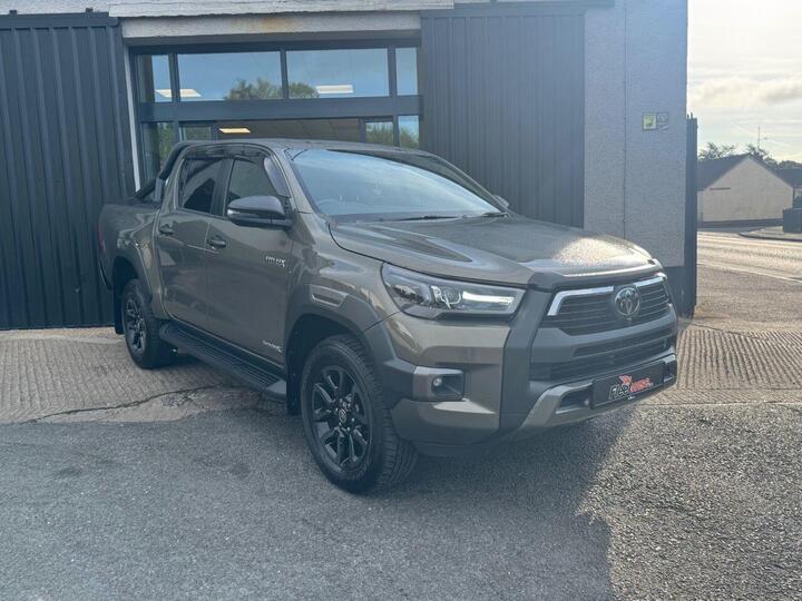 Toyota HI-LUX 2.8 D-4D Invincible X Auto 4WD Euro 6 (s/s) 4dr Toyota HI-LUX 2.8 D-4D Invincible X Auto 4WD Euro 6 (s/s) 4dr