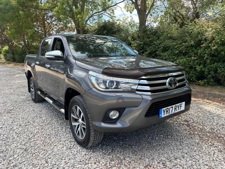 Toyota HILUX 2.4 D-4D Invincible 4WD Euro 6 4dr (TSS, 3.5t)