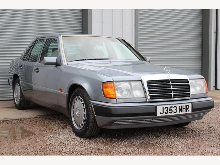 Mercedes-Benz 260 2.6 E 4dr