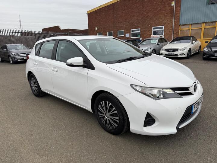Toyota Auris 1.4 D-4D Active Euro 5 (s/s) 5dr Toyota Auris 1.4 D-4D Active Euro 5 (s/s) 5dr