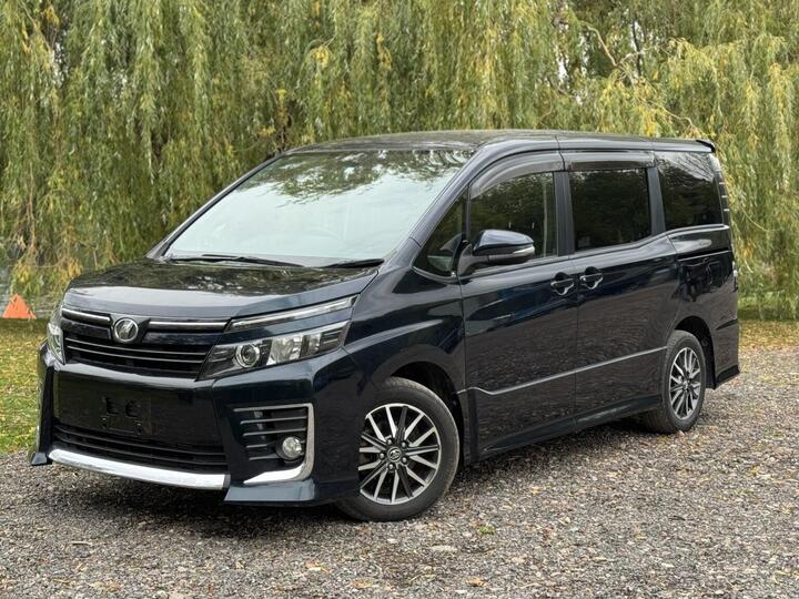 Toyota VOXY -