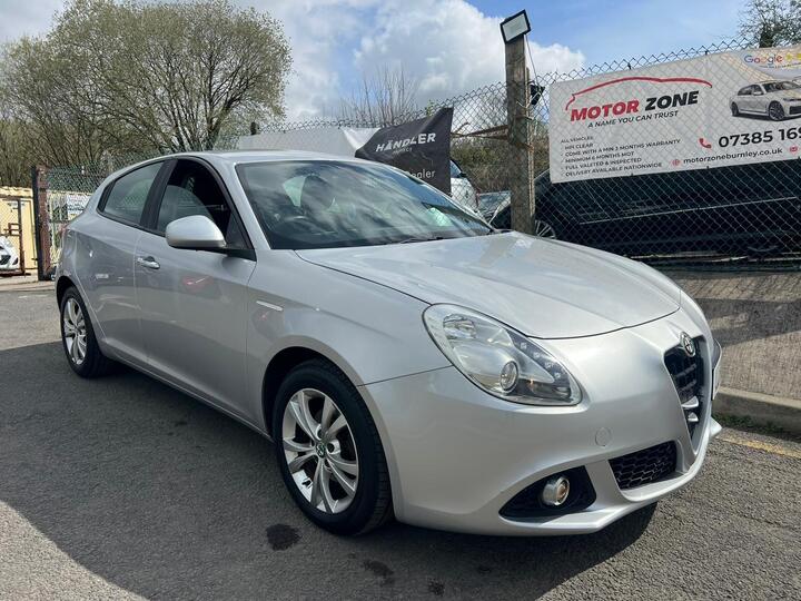 Alfa Romeo Giulietta 1.6 JTDM-2 Progression Euro 5 (s/s) 5dr Alfa Romeo Giulietta 1.6 JTDM-2 Progression Euro 5 (s/s) 5dr