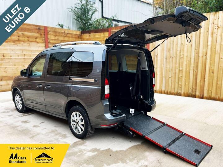 Ford TOURNEO CONNECT 2.0 EcoBlue Titanium Euro 6 (s/s) 5dr Ford TOURNEO CONNECT 2.0 EcoBlue Titanium Euro 6 (s/s) 5dr