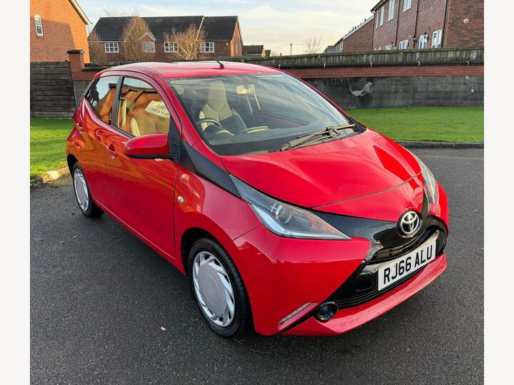 Toyota AYGO 1.0 VVT-i X-play Euro 6 5dr Toyota AYGO 1.0 VVT-i X-play Euro 6 5dr