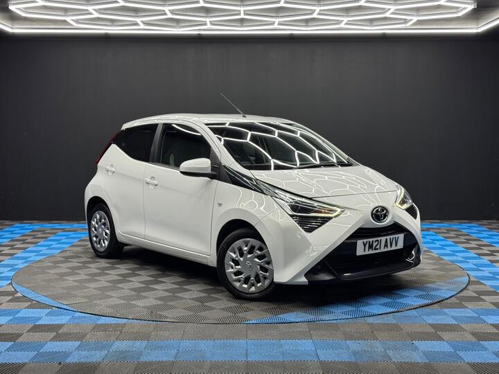 Toyota AYGO 1.0 VVT-i X-play Euro 6 5dr (Safety Sense) Toyota AYGO 1.0 VVT-i X-play Euro 6 5dr (Safety Sense)