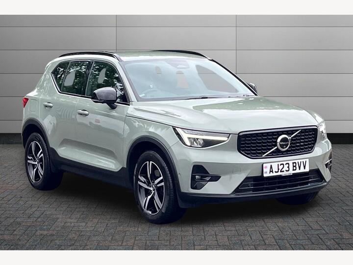 Volvo XC40 2.0 B3 MHEV Plus Dark DCT Auto Euro 6 (s/s) 5dr