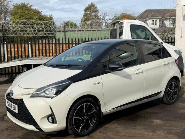 Toyota Yaris 1.5 VVT-h Grey Bi-Tone E-CVT Euro 6 (s/s) 5dr