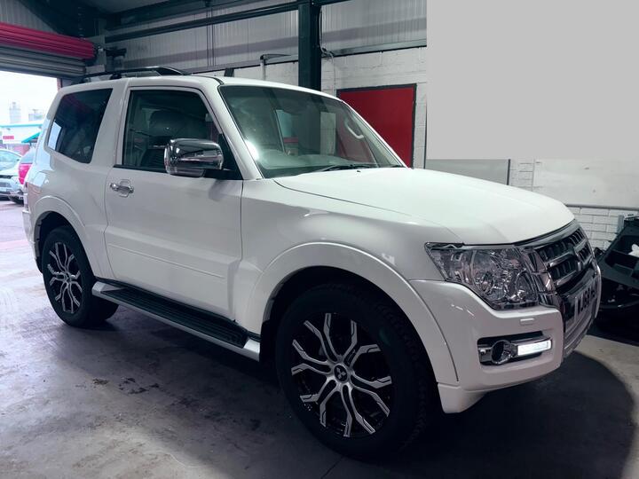 Mitsubishi Shogun 3.2 DI-DC Barbarian Auto 4WD Euro 6 3dr SWB Mitsubishi Shogun 3.2 DI-DC Barbarian Auto 4WD Euro 6 3dr SWB