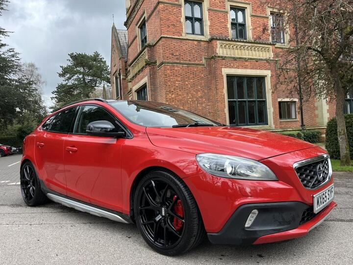 Volvo V40 2.0L T5 Pro AWD. AUTO