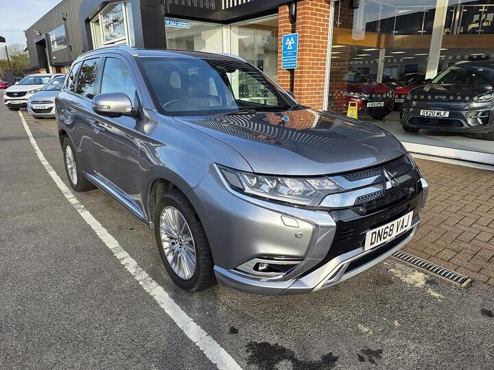 Mitsubishi Outlander 2.4h TwinMotor 13.8kWh 5hs CVT 4WD Euro 6 (s/s) 5dr Mitsubishi Outlander 2.4h TwinMotor 13.8kWh 5hs CVT 4WD Euro 6 (s/s) 5dr