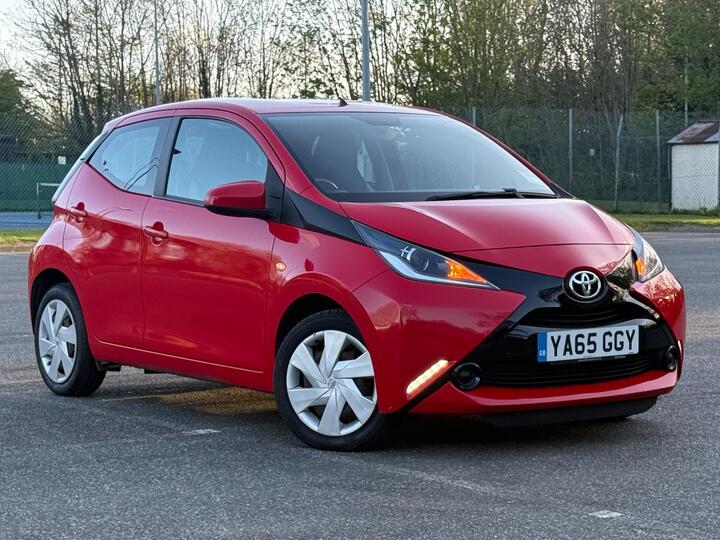 Toyota AYGO 1.0 VVT-i X-play Euro 5 5dr Euro 5 Toyota AYGO 1.0 VVT-i X-play Euro 5 5dr Euro 5