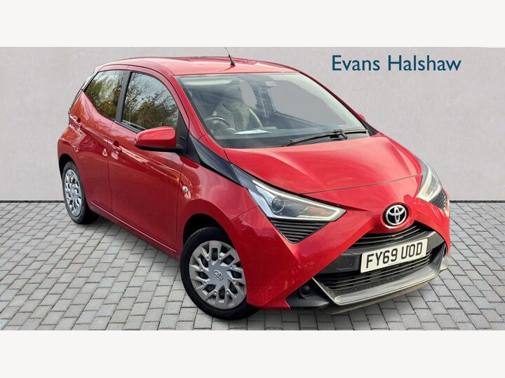 Toyota AYGO HATCHBACK 1.0 VVT-i X-play Euro 6 5dr (Safety Sense) Toyota AYGO HATCHBACK 1.0 VVT-i X-play Euro 6 5dr (Safety Sense)