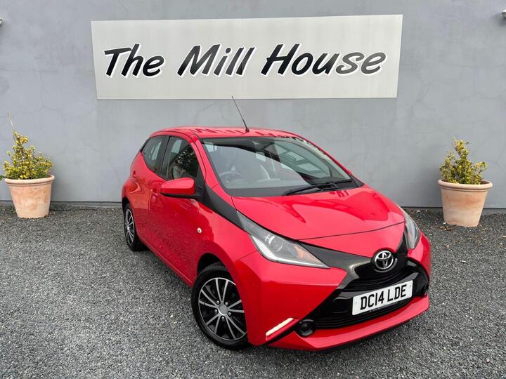 Toyota AYGO 1.0 VVT-i X-play Euro 5 5dr Euro 5 Toyota AYGO 1.0 VVT-i X-play Euro 5 5dr Euro 5