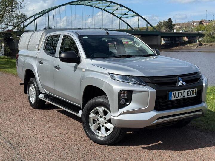Mitsubishi L200 2.2 DI-D DC 4Life 4WD Euro 6 (s/s) 4dr Mitsubishi L200 2.2 DI-D DC 4Life 4WD Euro 6 (s/s) 4dr